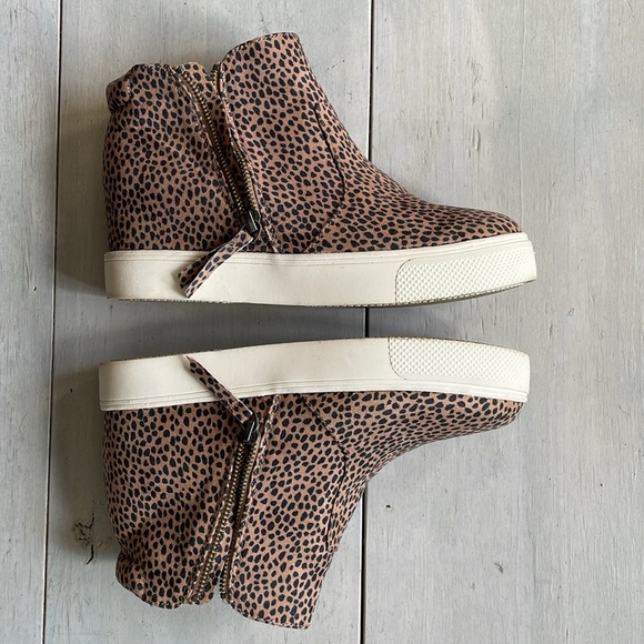 Universal Threads Animal Print Booties - Picture 5 of 8